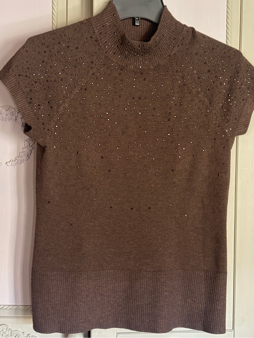 NWOT APT 9 MOCK TURTLENECK SWEATER < CAP SLEEVES & DARK BROWN CRYSTALS - MEDIUM